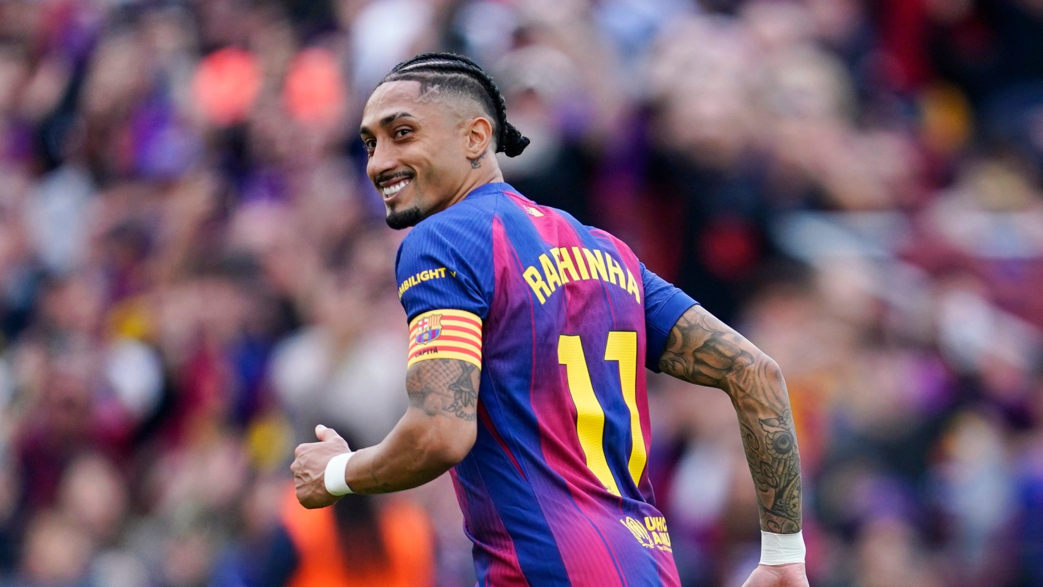 Raphinha vive tarde m&aacute;gica e refor&ccedil;a protagonismo em momentos decisivos do Barcelona