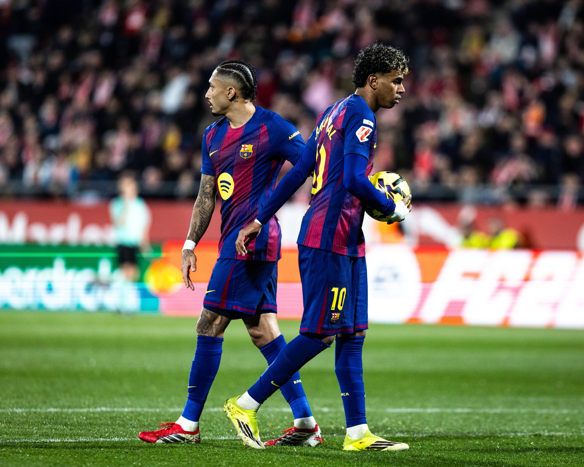 Raphinha e Lamine Yamal em partida do Barcelona 