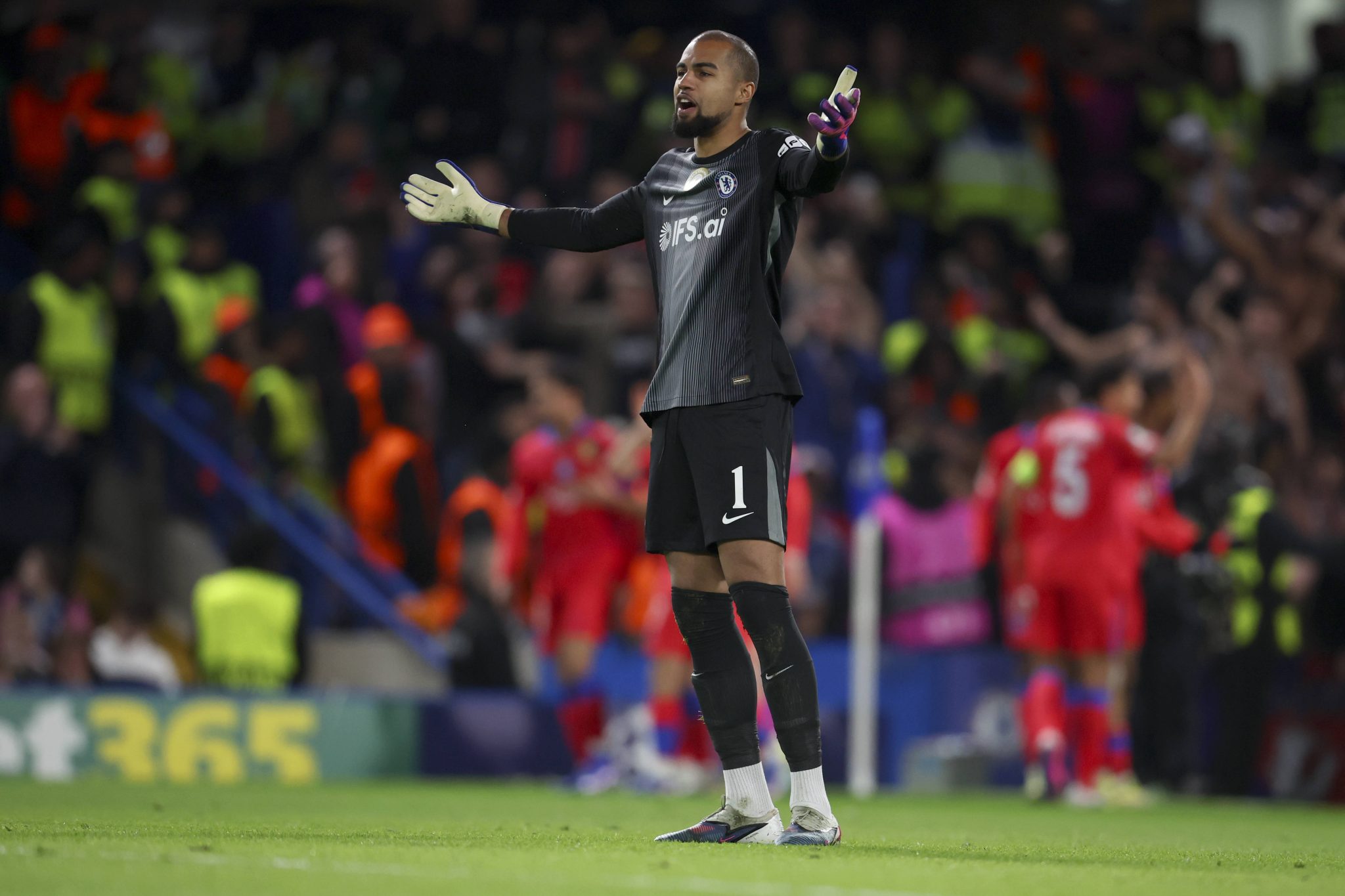 Robert S&aacute;nchez em partida contra o Paris Saint-Gemain pela Champions League (Foto: IMAGO / APL)