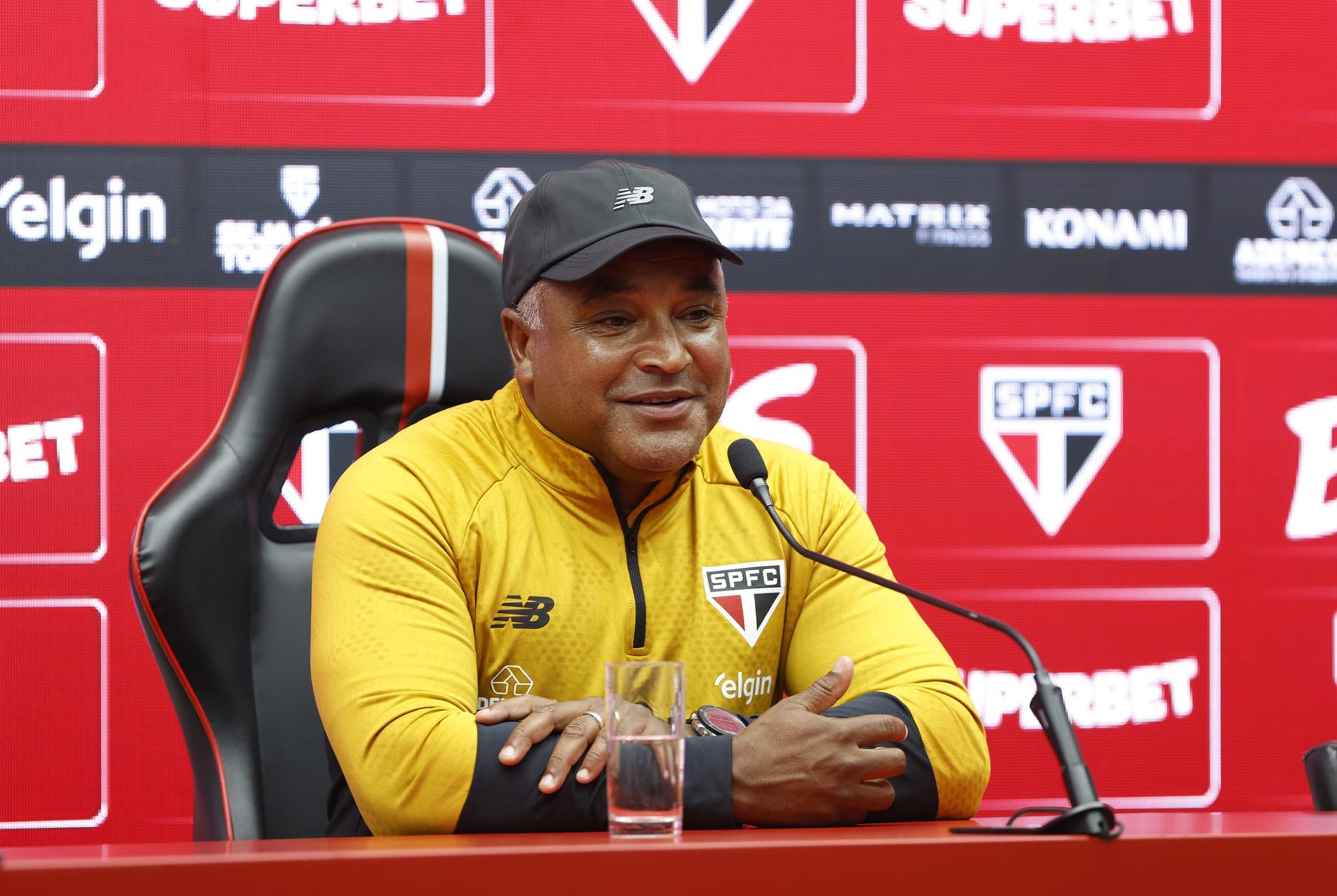 Roger Machado durante coletiva de apresenta&ccedil;&atilde;o no S&atilde;o Paulo