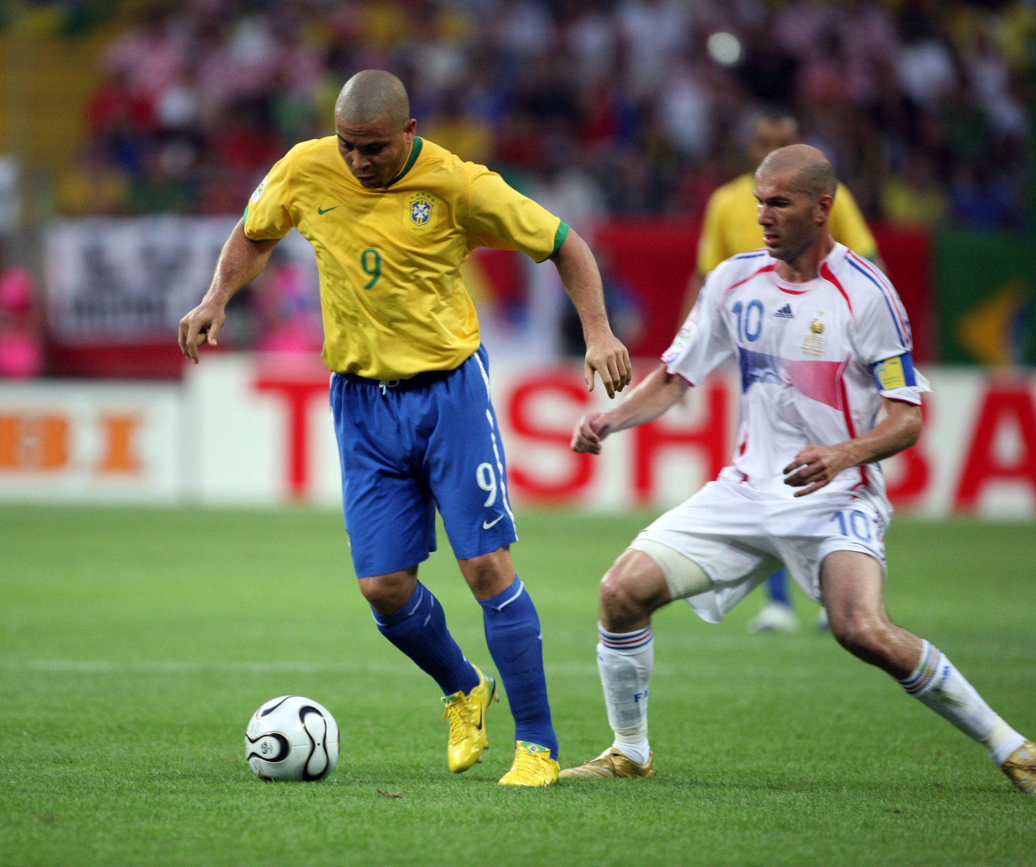 Ronado Fen&ocirc;meno e Zinedine Zidane durante a Copa do Mundo de 2006 (Foto: IMAGO / HJS)