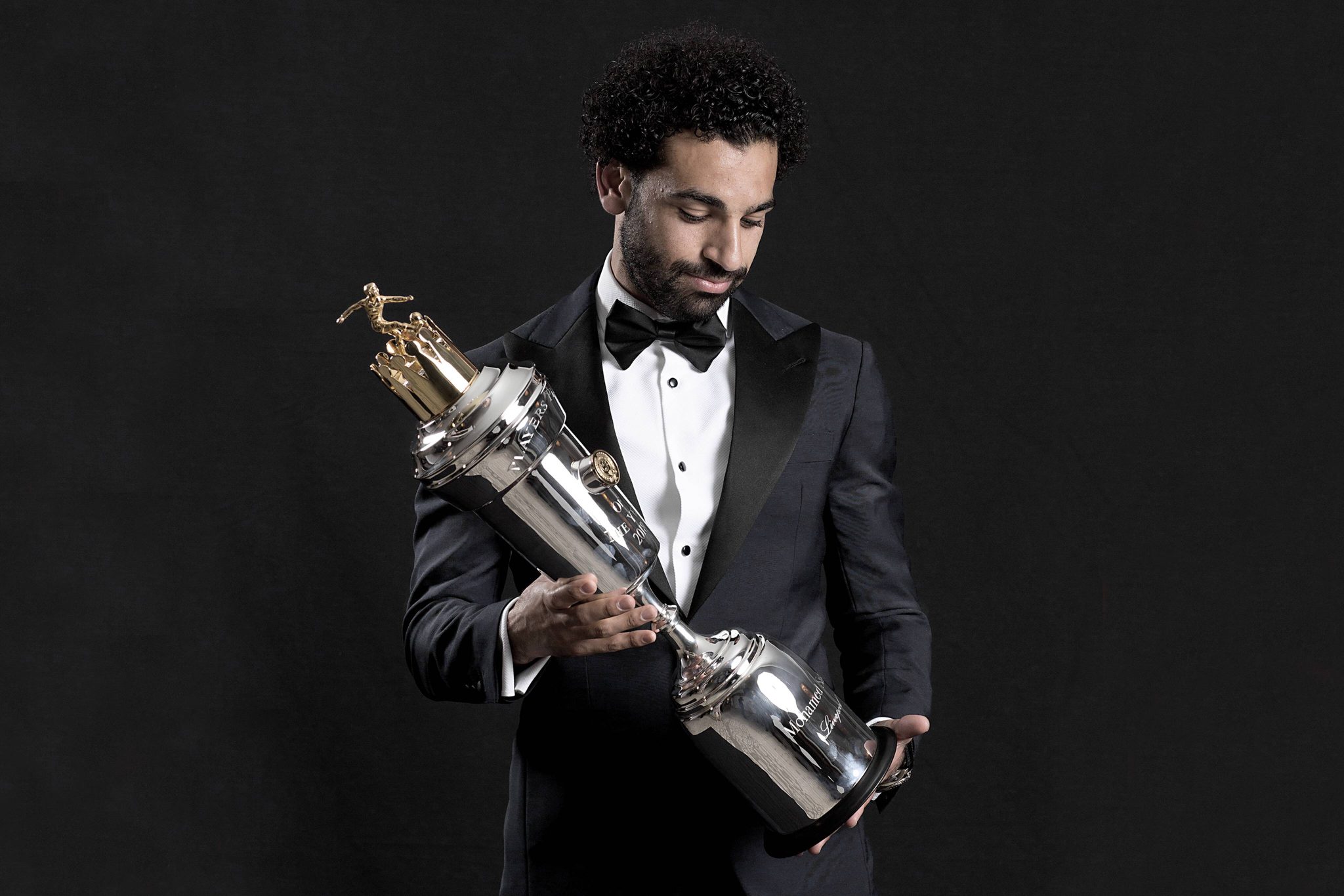 Salah com o trof&eacute;u de melhor jogador da Premier League 2017/18 cedido pela associa&ccedil;&atilde;o de jogadores