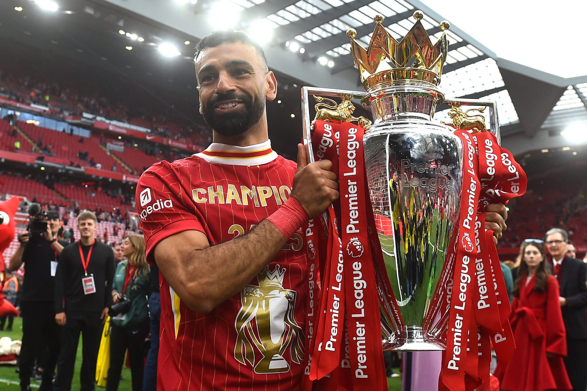 Salah com a ta&ccedil;a da Premier League 2024/25