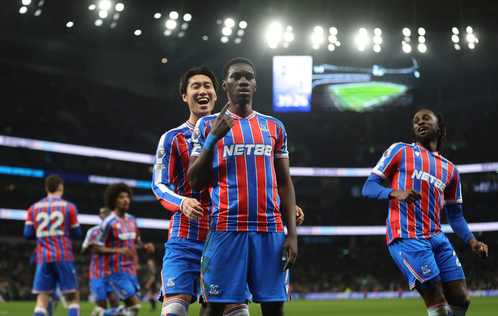 Isma&iuml;la Sarr celebra gol pelo Crystal Palace