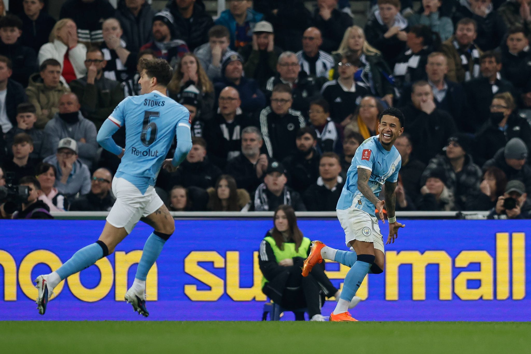 Savinho comemora gol do Manchester City