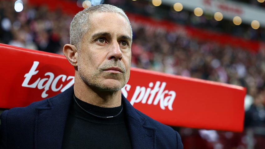 Alb&acirc;nia de Sylvinho cai para seus pr&oacute;prios erros e v&ecirc; ruir sonho de Copa do Mundo in&eacute;dita