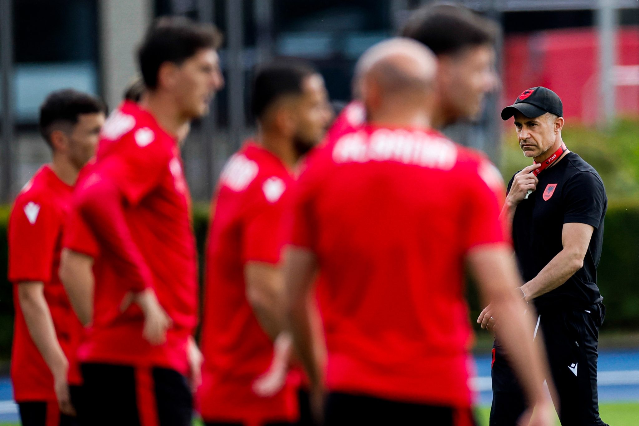 Sylvinho em treino com a sele&ccedil;&atilde;o albanesa 