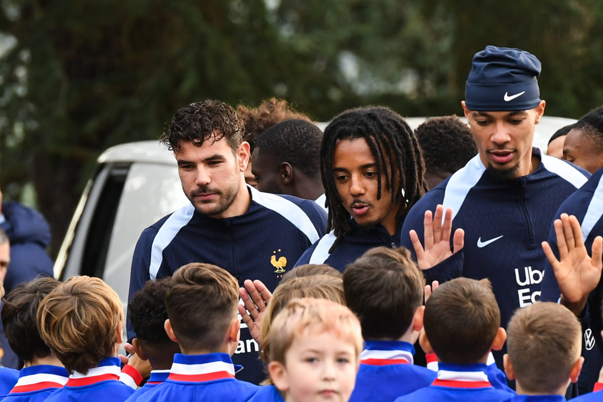 Theo Hern&aacute;ndez e Jules Kound&eacute; s&atilde;o os laterais da Fran&ccedil;a (Foto: IconSport/Ewen Gavet)