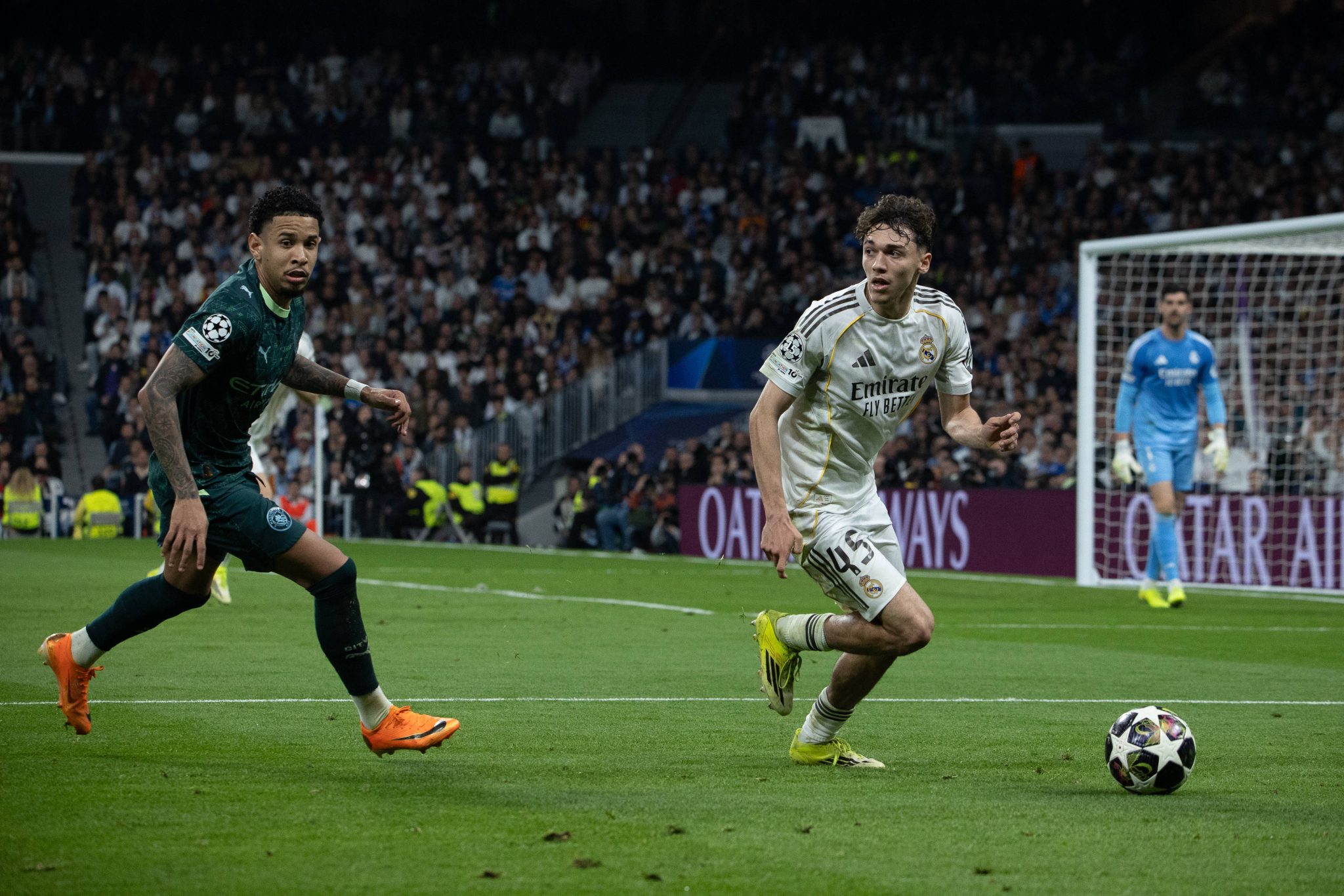 Thiago Pitarch e Savinho durante Real Madrid x Manchester City (Foto: Imago/SOPA Images)