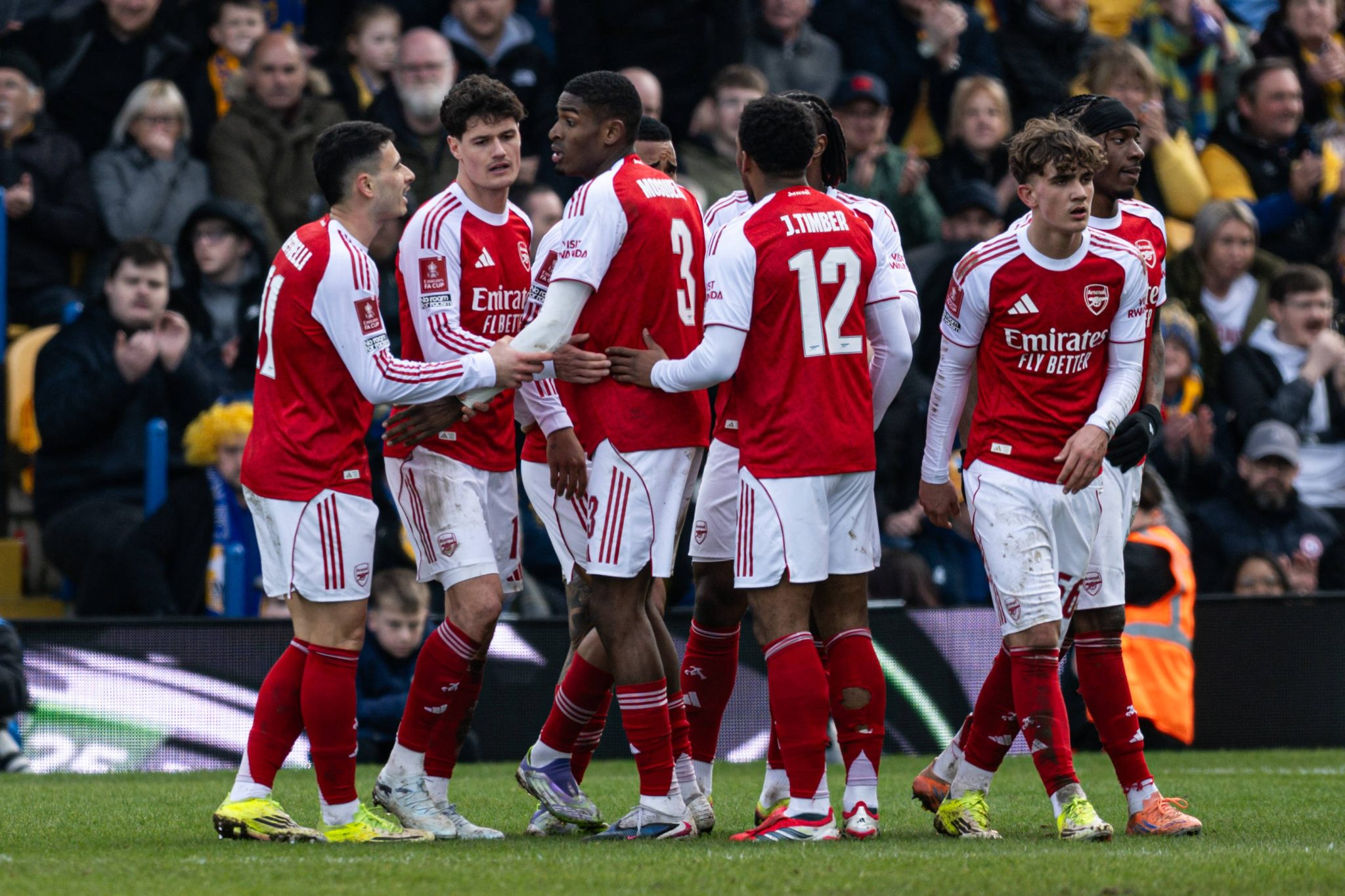 Time do Arsenal reunido em campo