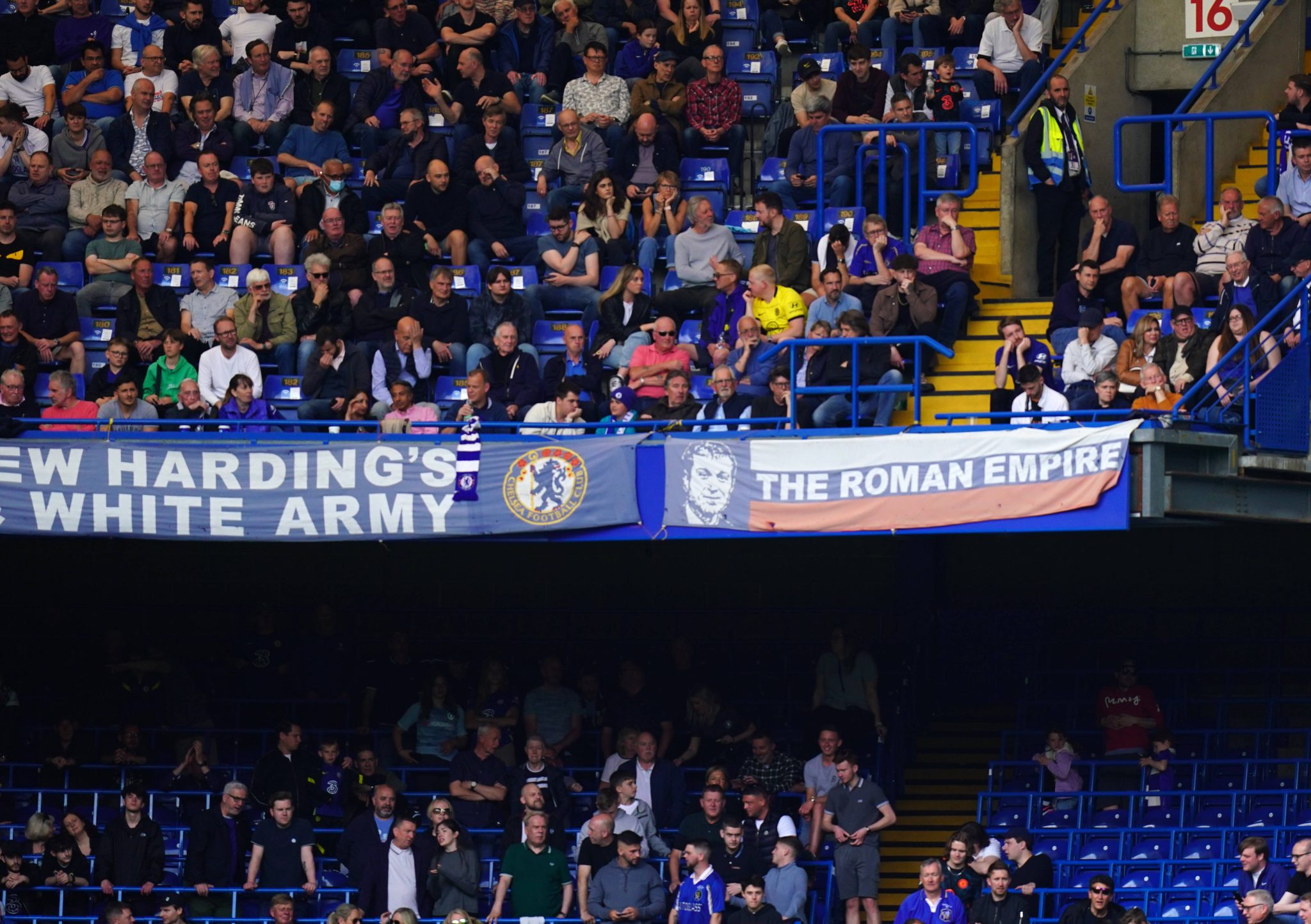 Torcida do Chelsea com cartaz para Abramovich, em 2022