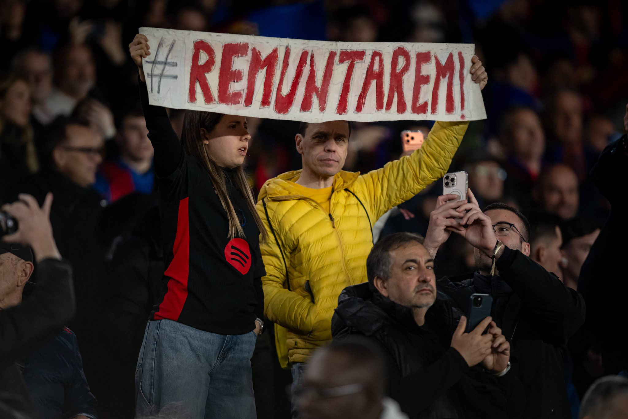 Torcida do Barcelona pede "remontada" contra Atl&eacute;tico de Madrid