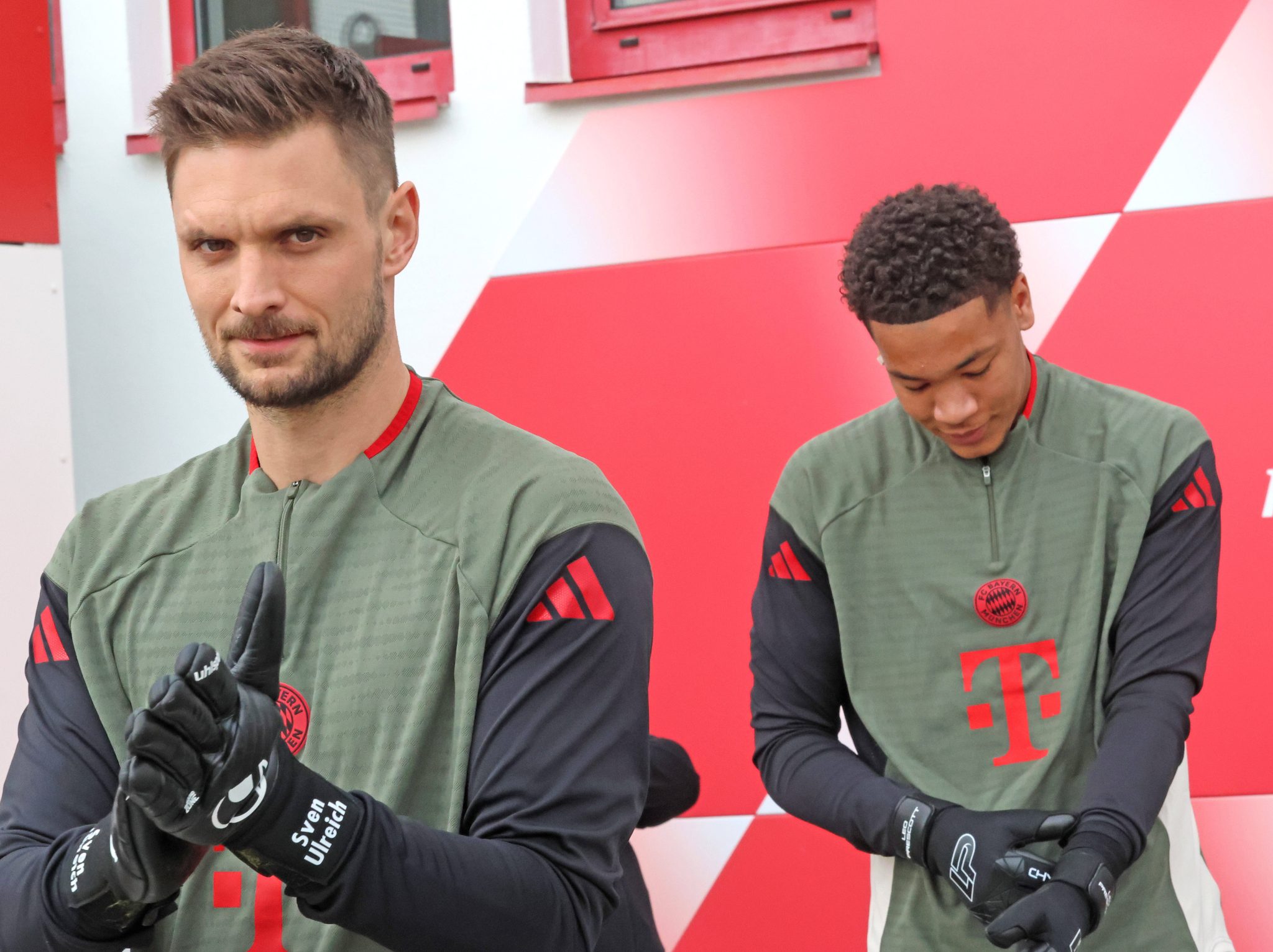 Sven Ulreich e Leonard Prescott durante treino do Bayern