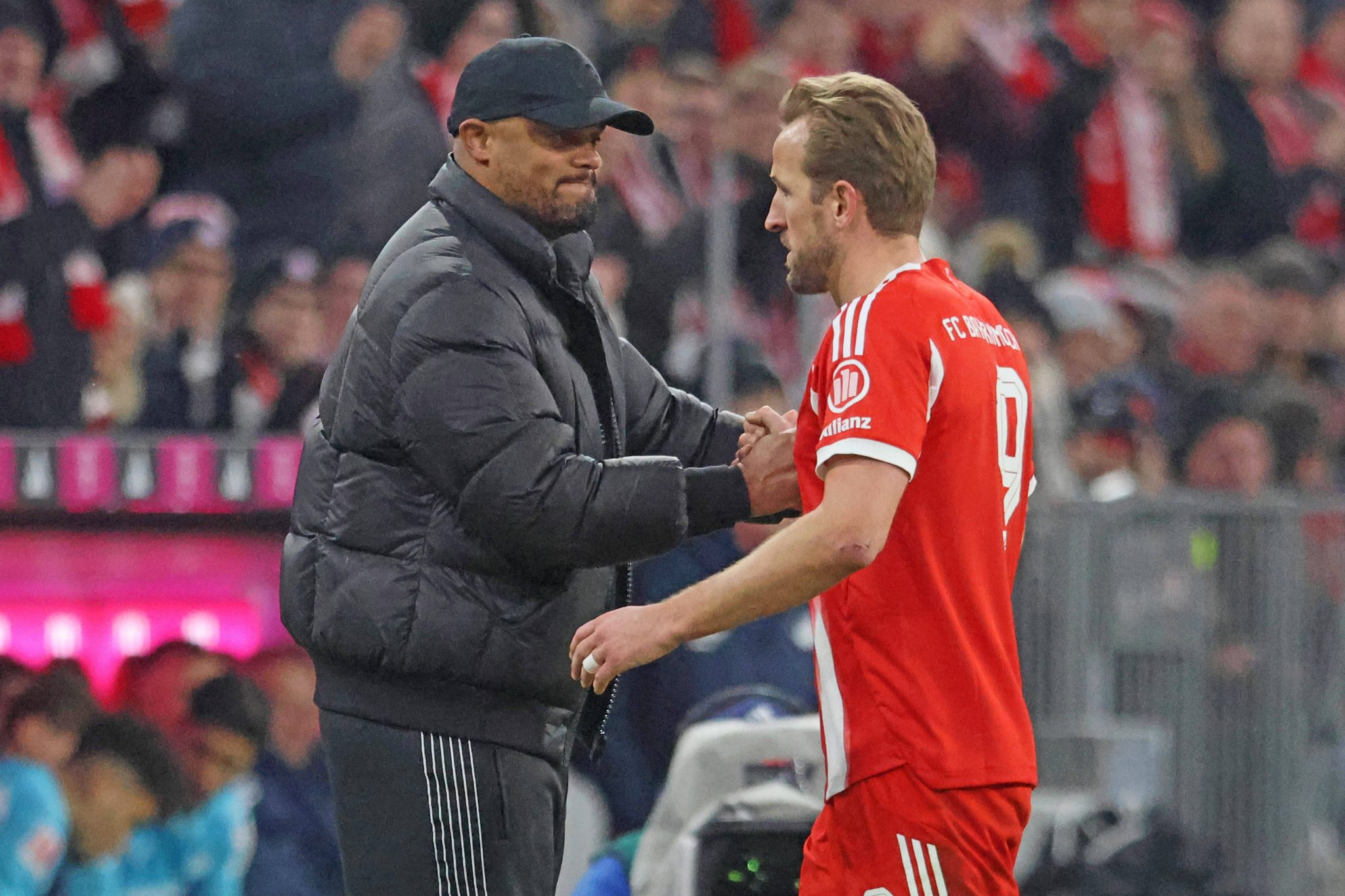 Vincent Kompany cumprimenta Harry Kane no Bayern de Munique (Foto: Imago/Lackovic)