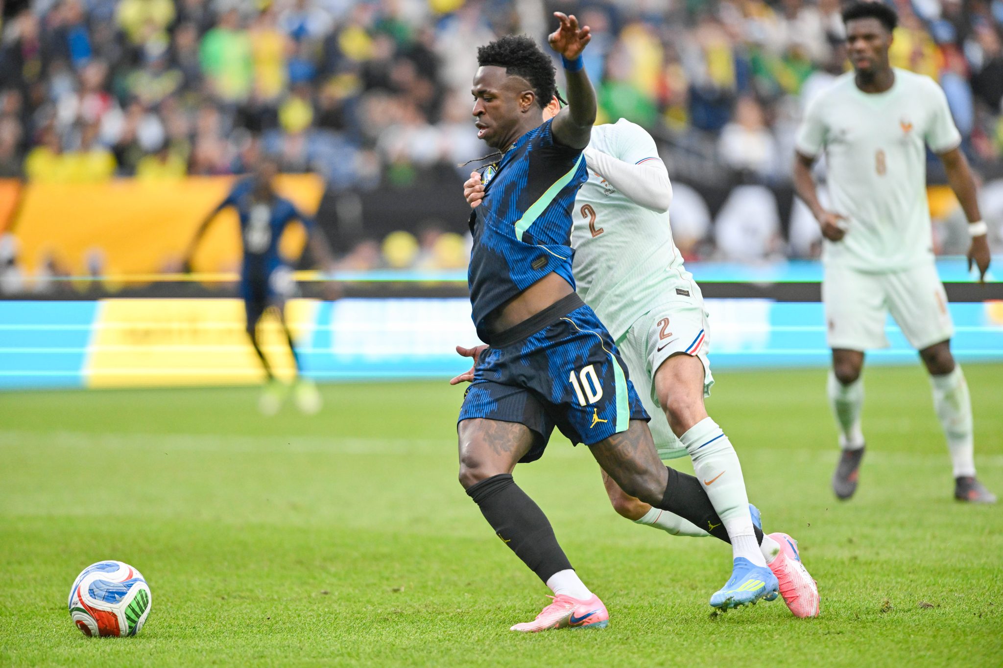 Vini Jr. esbarrou na defesa da Fran&ccedil;a em amistoso pr&eacute;-Copa do Mundo (Foto: Andre Ricardo/Sports Press Photo/Imago)