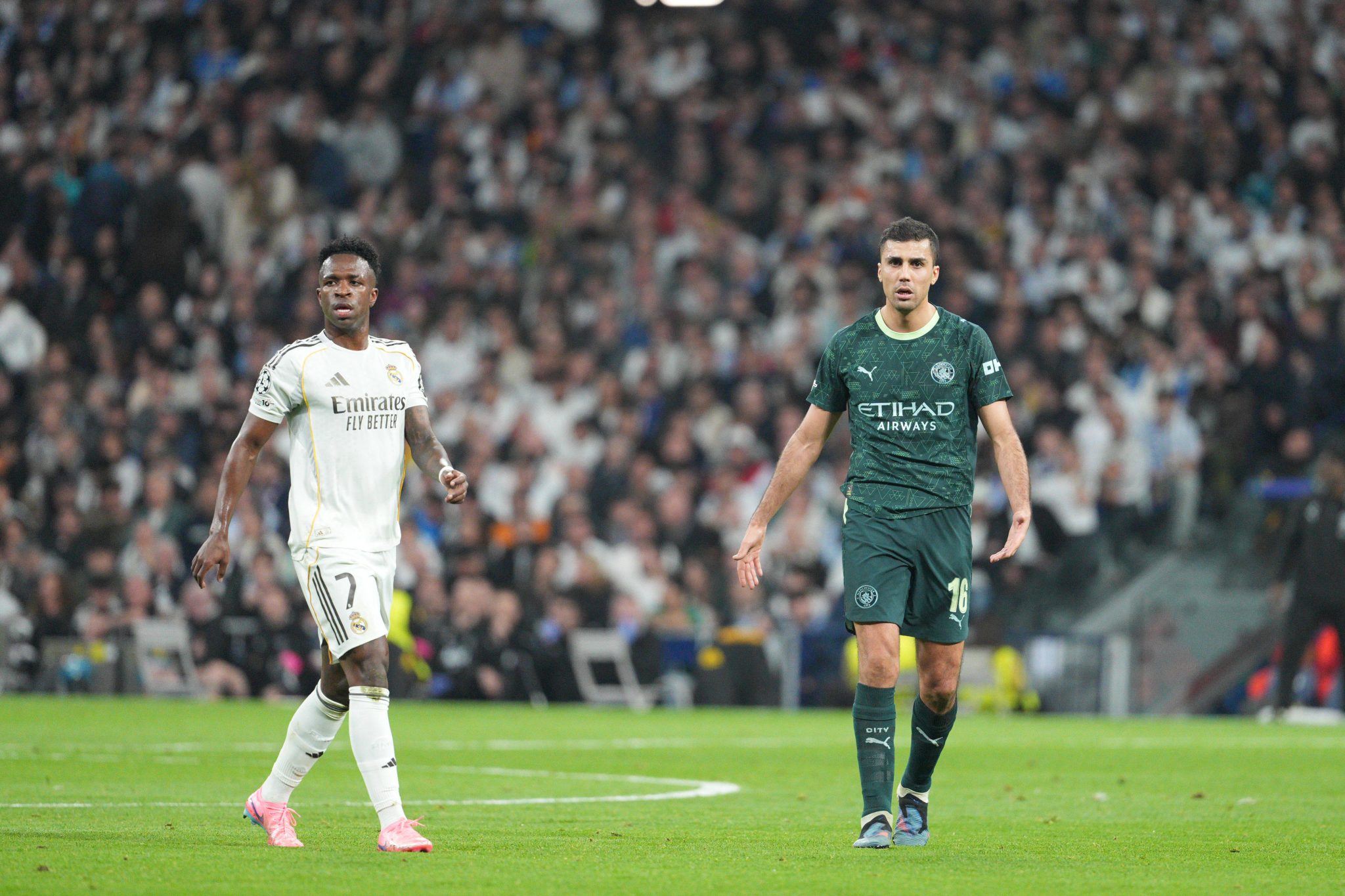 Vinicius Jr. e Rodri durante Real Madrid x Manchester City pelas oitavas de final da Champions League (Foto: Imago/Sports Press Photo)