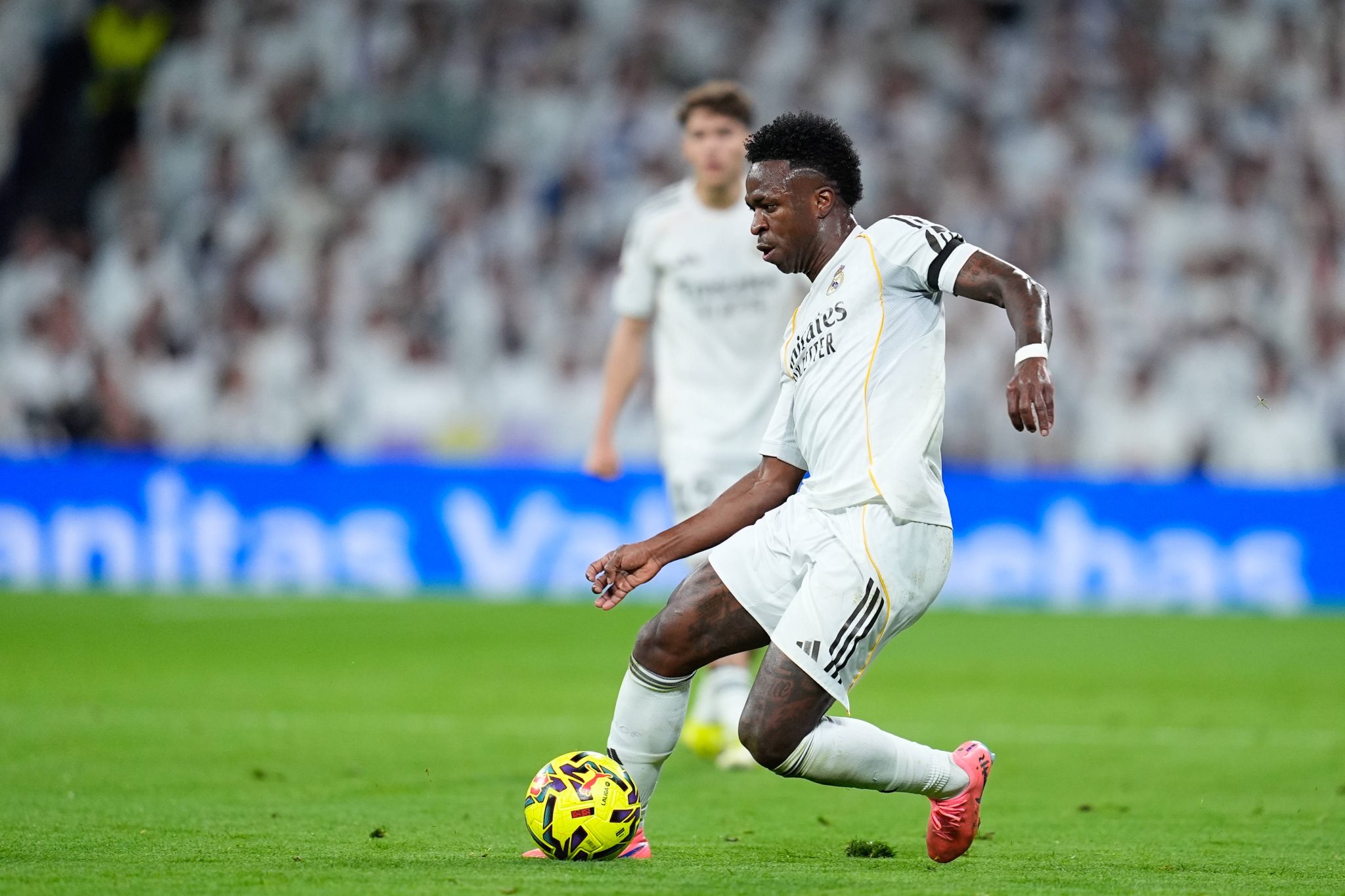 Vin&iacute;cius J&uacute;nior em a&ccedil;&atilde;o pelo Real Madrid