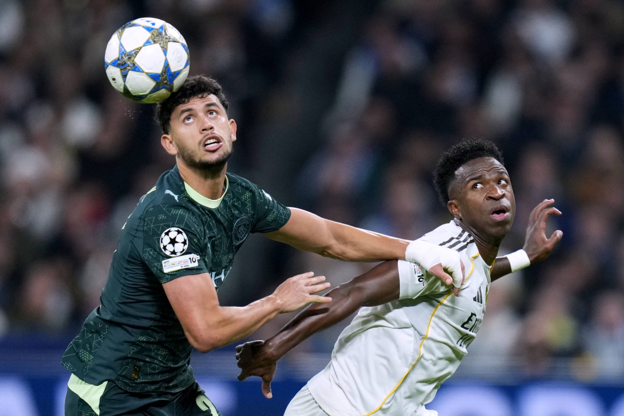 Matheus Nunes, do Manchester City, e Vinicius J&uacute;nior, do Real Madrid, em jogo da Champions League