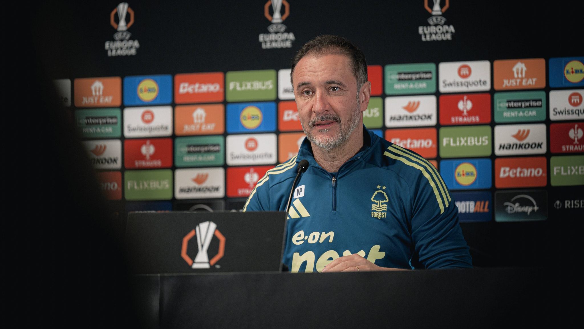 &lsquo;Quando olho para eles, vejo fogo&rsquo;: A promessa de V&iacute;tor Pereira para evitar rebaixamento do Forest