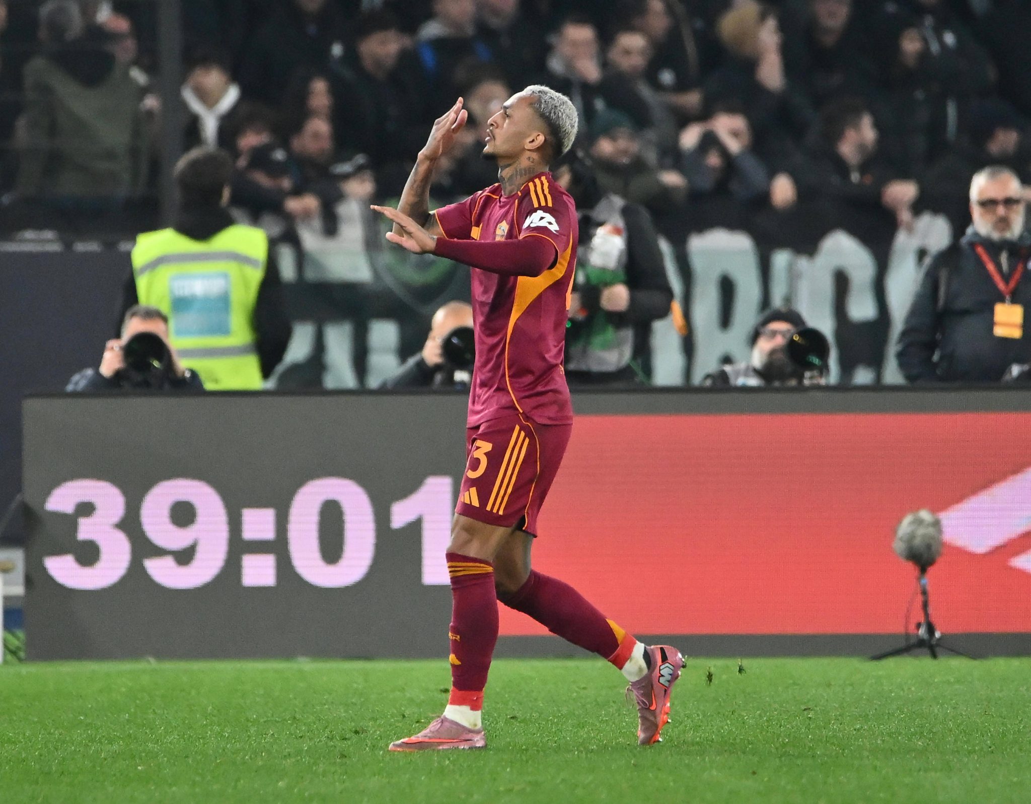 Wesley comemora gol pela Roma