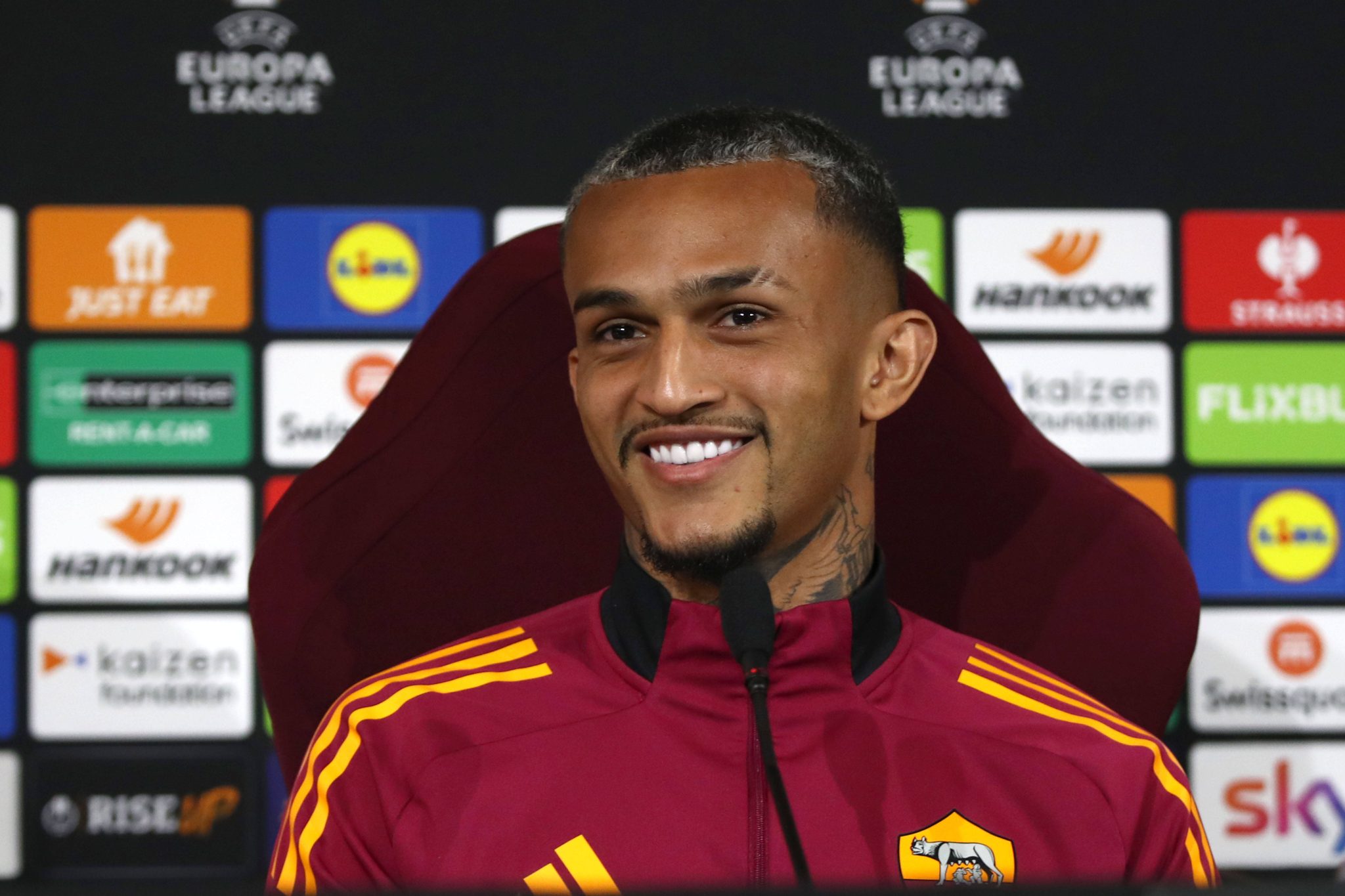 O lateral-direito Wesley, da Roma, em entrevista coletiva