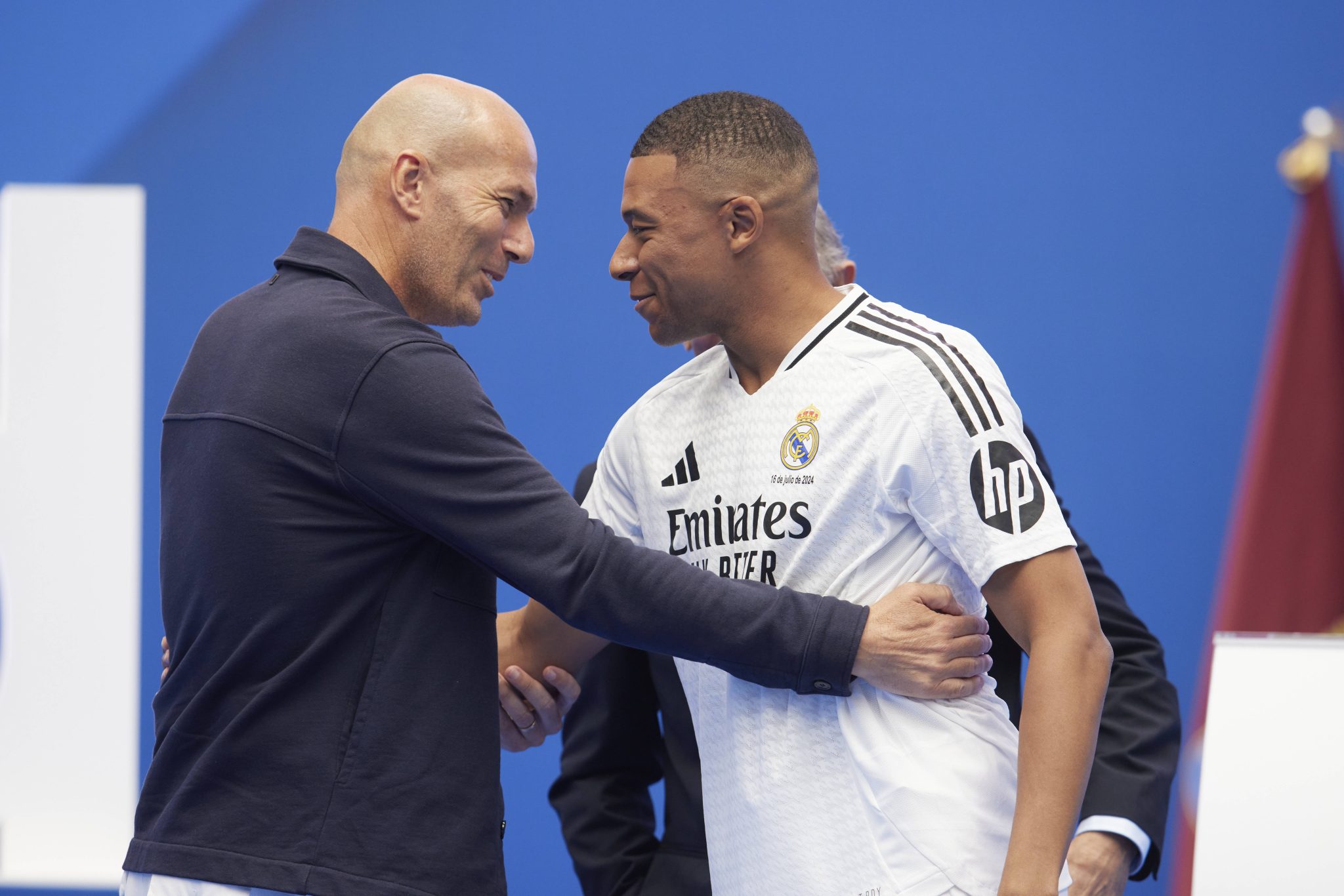 Zidane na apresenta&ccedil;&atilde;o de Kylian Mbapp&eacute; no Real Madrid