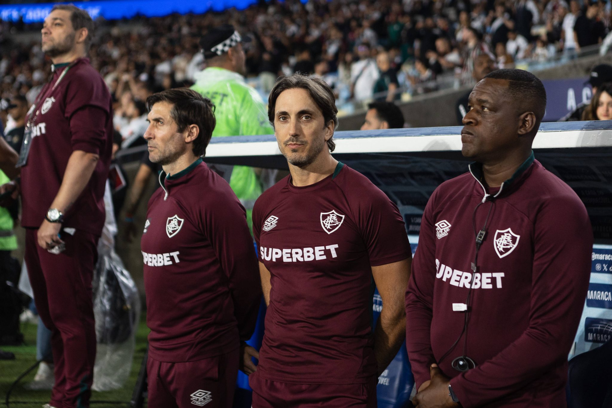 Carlos Gruezo (&agrave; direita), junto de Zubeld&iacute;a (centro) e Maxi Cuberas (esquerda)