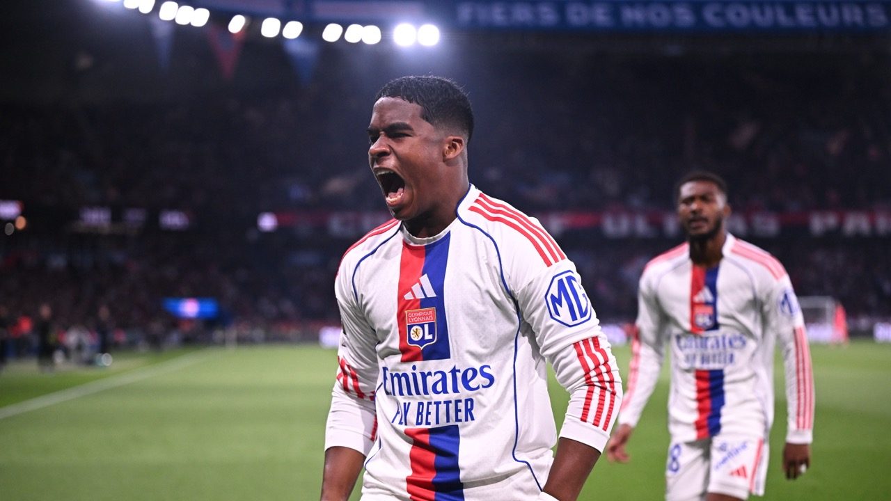 Endrick destrói o PSG, abre disputa na Ligue 1 e aumenta marca impressionante no Lyon